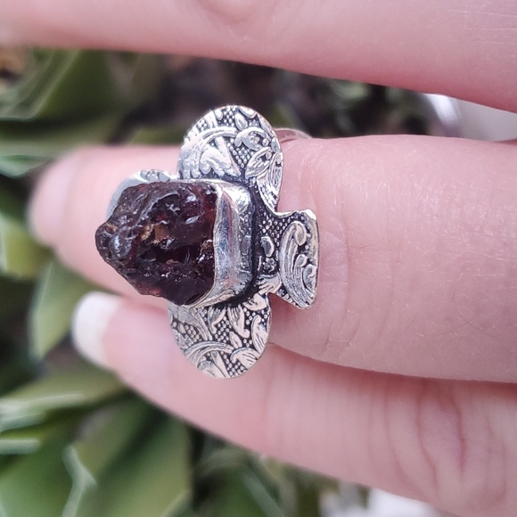 New Rough Natural Mozambique Garnet Carved 925 Silver Club Ring. - Picture 5 of 12